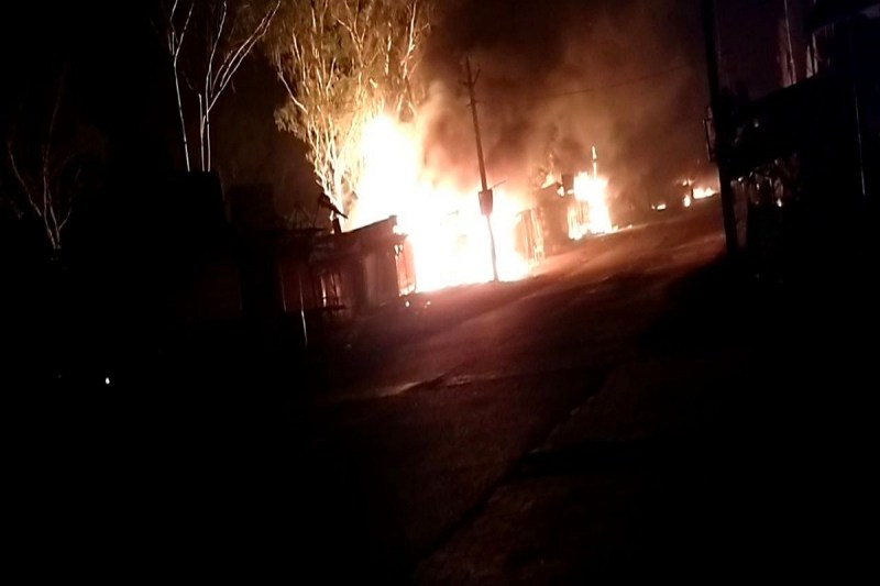 दुकानें और गुमटियां जलाई, स्पेशल फोर्स पहुंची