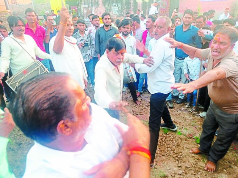 लोकोत्सव हड्डा में मूंछों पर ताव के साथ जोर आजमाइश करते हुए आपस में भिड़े
