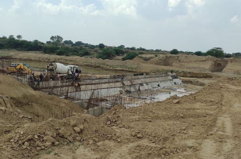 तीन वर्ष बाद भी समय पर नहीं बन पाए तीन एनिकट