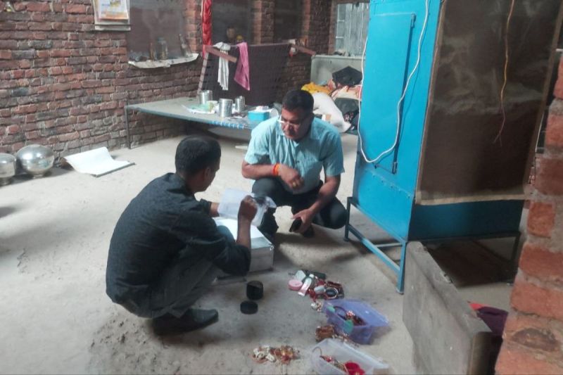 चोर ने दिन दहाड़े सूने मकानों को बनाया निशाना, हजारों का सामान पार