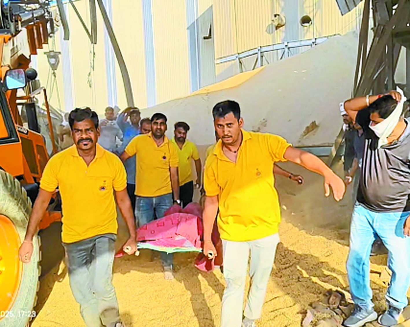 सोयाबीन प्लांट में टैंक के पीलर धंसे, मलबे में दबे श्रमिक की मौत