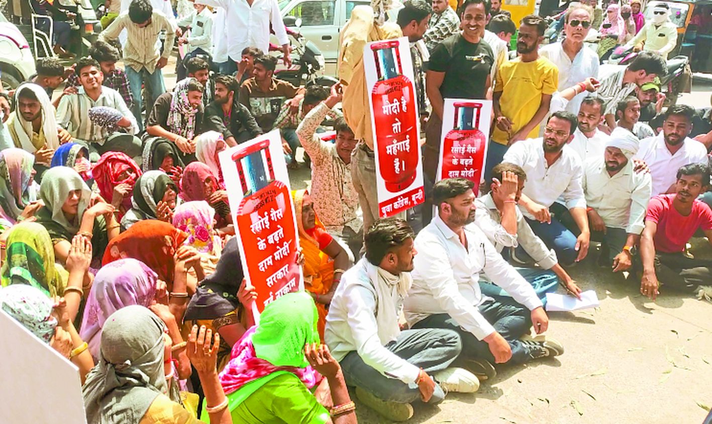 रसोई गैस सिलेंडर की बढ़ती हुई कीमतों को लेकर कार्यकर्ताओं ने किया प्रदर्शन