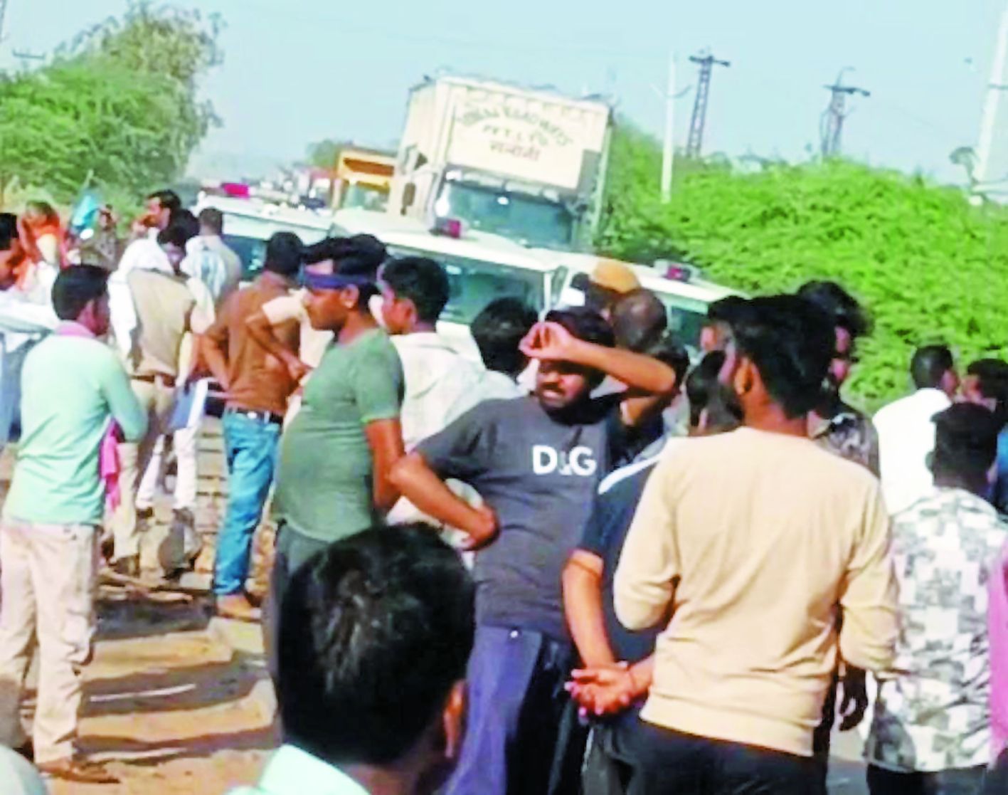 33 केवी लाइन में स्पार्किंग से 50 बीघा गेहूं जलकर खाक,पिता-पुत्री समेत पांच जने झुलसे, किया प्रदर्शन
