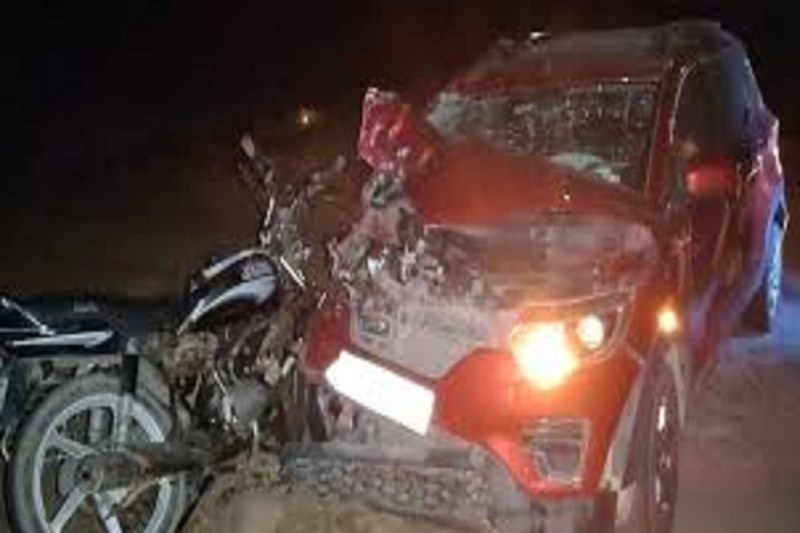 CG Accident: एनएच 49 पर बाइक-कार में भिड़ंत, तीन दोस्तों की मौत