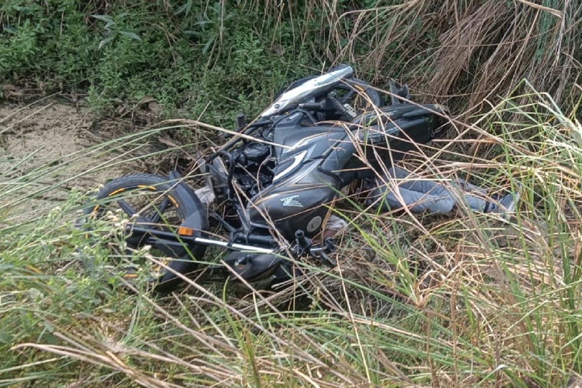 CG Accident: सड़क हादसे में मामा-भांजे की मौत, अनियंत्रित होकर गड्ढे में गिरी बाइक