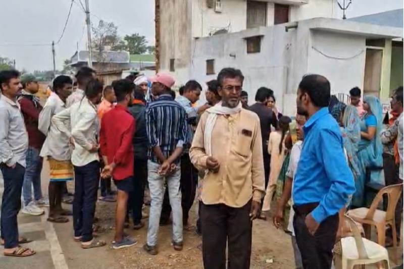 CG Accident: अनियंत्रित ट्रैक्टर ने घर के सामने बैठे लोगों को रौंदा, गुस्साए ग्रामीणों ने चालक की कर दी धुनाई