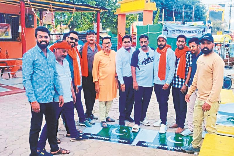 CG News: बजरंग दल ने आतंकवाद का विरोध किया, पाकिस्तानी झंडे पर लिखा मुर्दाबाद