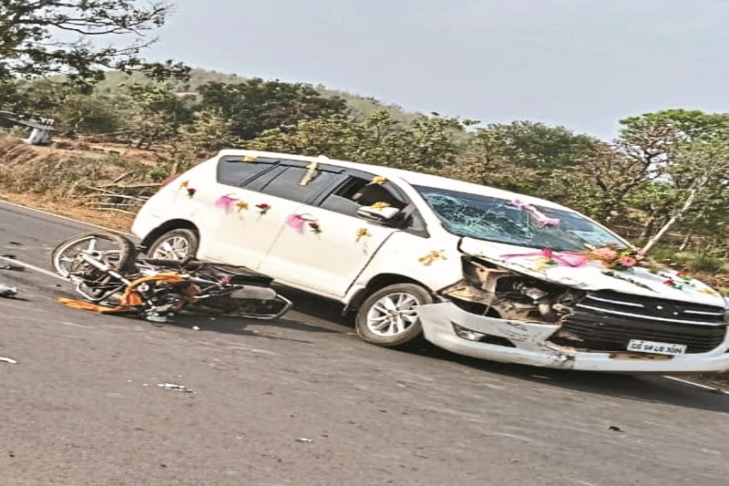 CG Accident: दूल्हा गाड़ी और बाइक में टक्कर, भाजपा के युवा कार्यकर्ता की मौत