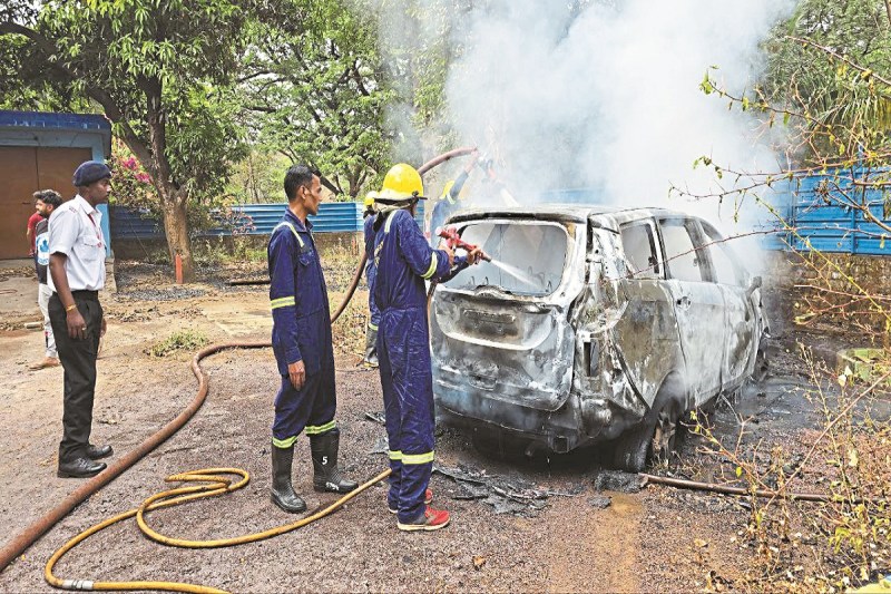 Bhilai News: बीएसपी अधिकारी के घर खड़ी कार में आग, 6 माह में 350 से ज्यादा आगजनी की घटना