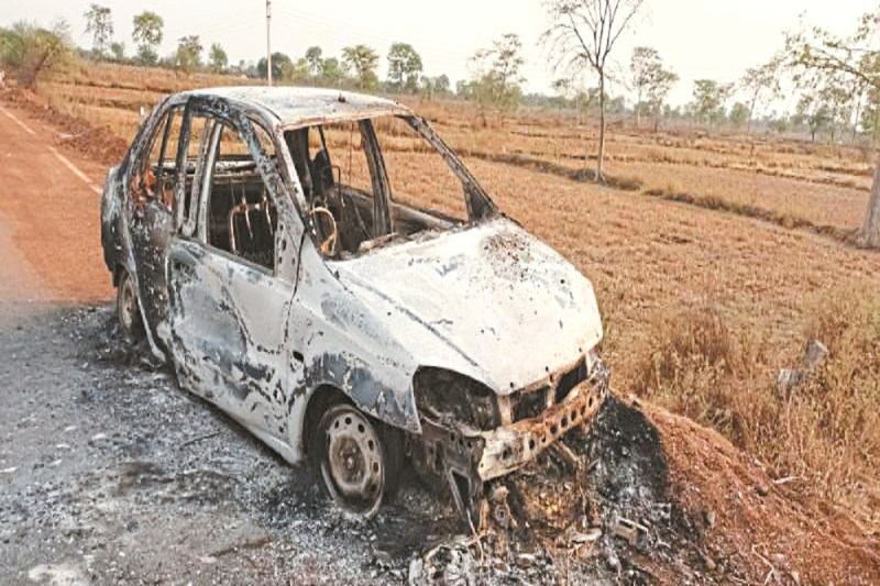 बीएसपी गेट पर चेकिंग 220 किलो कॉपर के साथ पार्षद गिरतार भिलाई. बीएसपी के मुय गेट पर सुरक्षा में तैनात सीआईएसएफ के जवान चेकिंग कर रहे थे, उसी बीच भाजपा पार्षद परमेश्वर देवदास अपनी नैनो कार की सीट के नीचे 220 किलो चोरी का कॉपर पकड़ा गया। सीआईएसएफ ने प्रकरण पुलिस को सौंप दिया. मामले में पुलिस जांच कर रही है. भिलाई भट्टी टीआई राजेश साहू ने बताया कि शनिवार देर रात बीएसपी के मुय द्वार पर सीआईएसएफ के जवान चेकिंग कर रहे थे। इस बीच नेवई बस्ती वार्ड 33 पार्षद परमेश्वर देवदास नैनो कार से पहुंचा। सीआईएसएफ के जवानों ने उसकी कार को रोक लिया। संदिग्ध मानकर उसकी तलाशी ली। कार के पीछे सीट के नीचे कॉपर वायर 220 किलो बरामद किया, जिसकी कीमत 1.33 लाख बताई जा रही है। पार्षद को हिरासत में लेकर पूछताछ की जा रही है।