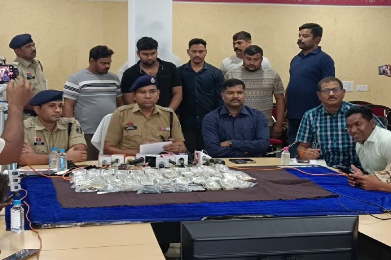 Raipur News: कर्मचारी ही निकला चोरी का मास्टरमाइंड, पैसा ले जाते समय टूटा पैर की हड्डी