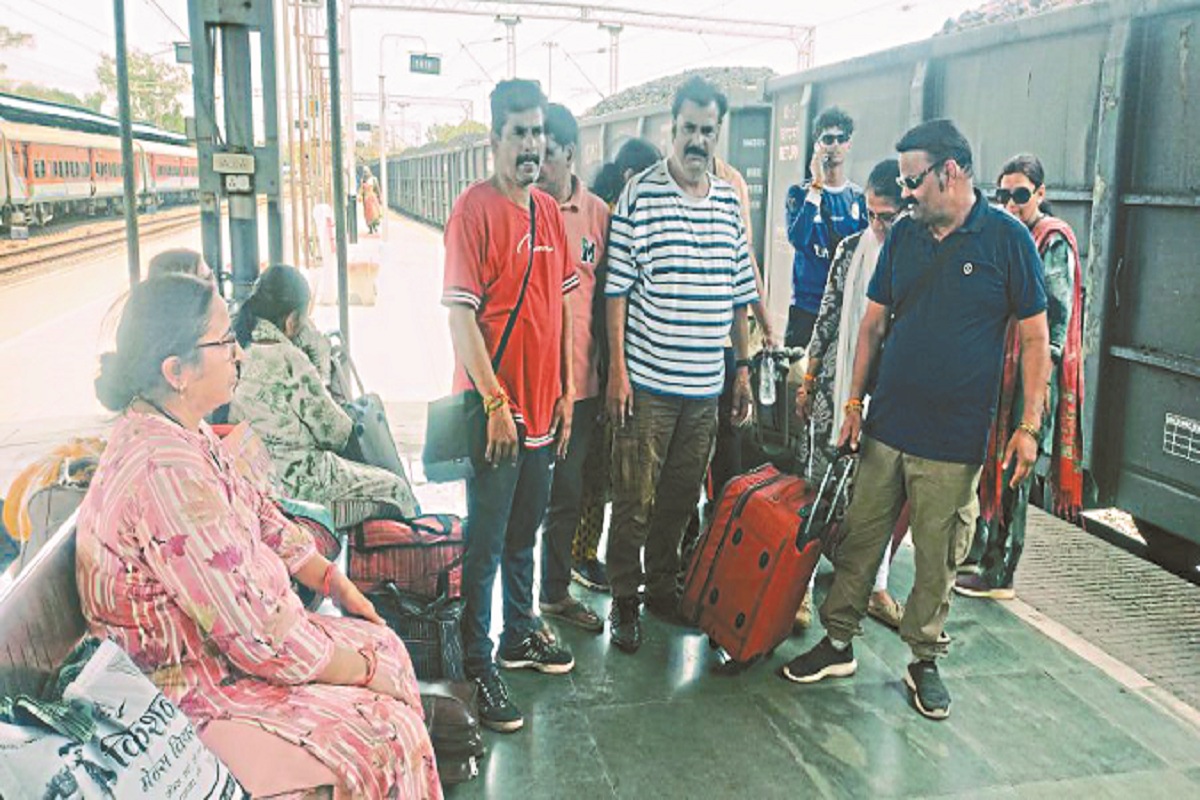 CG News: श्रीनगर में फंसे 30 लोग सकुशल लौटे, पूजा-अर्चना कर मनाई खुशी