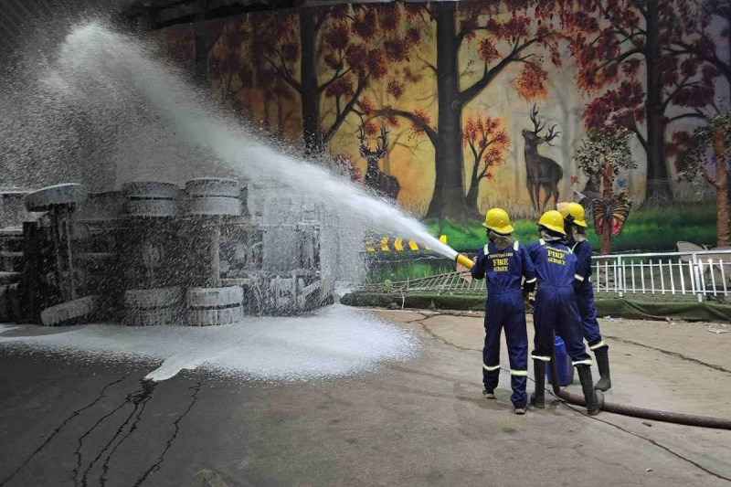 CG News: ऑयल से भरा टैंकर पलटा, फायर टीम ने टाली बड़ी दुर्घटना