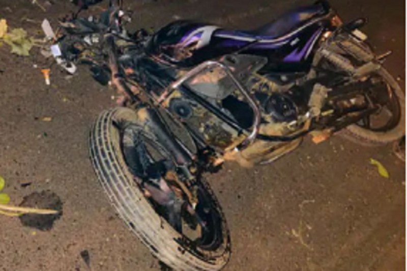 CG News: खड़े ट्रक से टकराया बाइक सवार, हेलमेट न लगाने की वजह से युवक की मौत