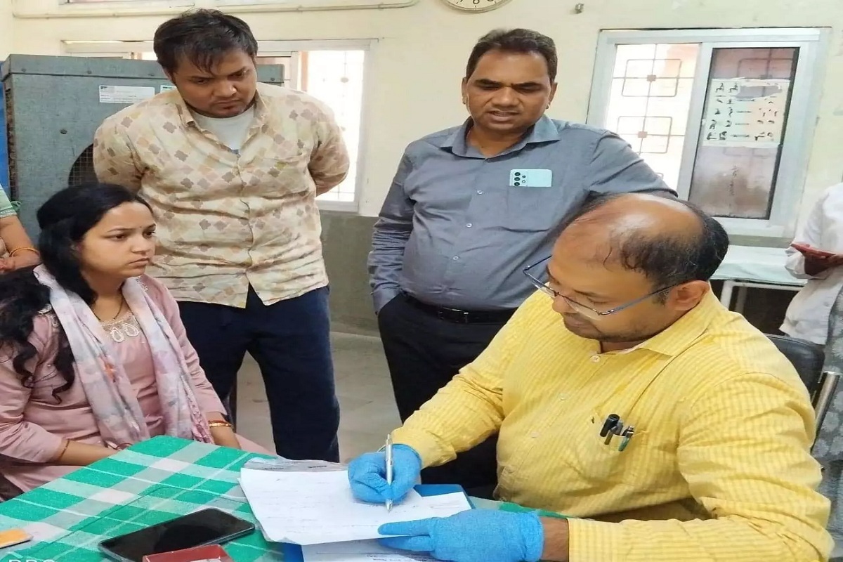 CG News: आतंकी हमले में घायल महिला का रायपुर में हुआ उपचार, गोलीबारी के दौरान
जमीन पर लेटकर बचाई जान