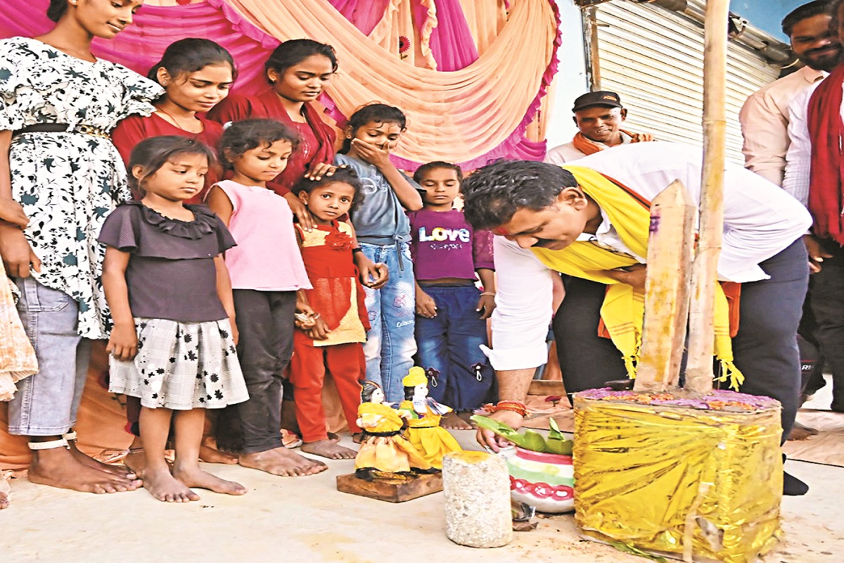 Akti Tihar 2025: डिप्टी सीएम शर्मा ने बच्चों के साथ निभाई छत्तीसगढ़ की लोक
परंपरा, टीकावन कर जिम्मेदारी की पूरी