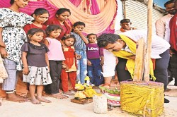 Akti Tihar 2025: डिप्टी सीएम शर्मा ने बच्चों के साथ निभाई छत्तीसगढ़ की लोक
परंपरा, टीकावन कर जिम्मेदारी की पूरी - image