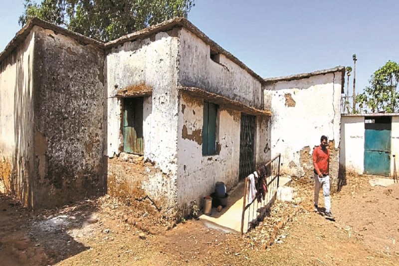 Pm Awas Yojana: स्कूल में ही पीएम आवास बनाने के लिए नींव खोदा, शिकायत के बाद भी कार्रवाई नहीं