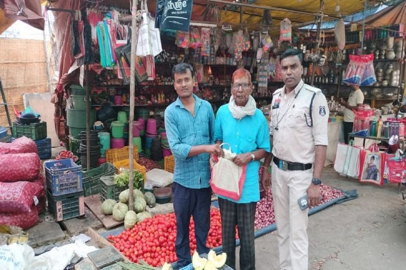 CG News: सब्जी बेचने वाले की ईमानदारी, रिटायर्ड रेलवे कर्मी को वापस मिले 50 हजार रुपए