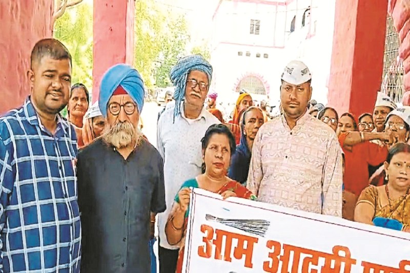 CG News: शराब दुकान हटाने की मांग, कलेक्ट्रेट के बाहर किया प्रदर्शन