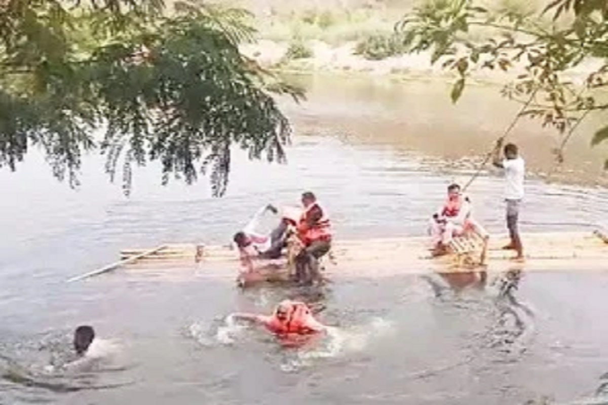CG News: बड़ा हादसा टला, नदी में डूबते-डूबते बचे स्वास्थ्य मंत्री, अन्य नेता भी
थे मौजूद
