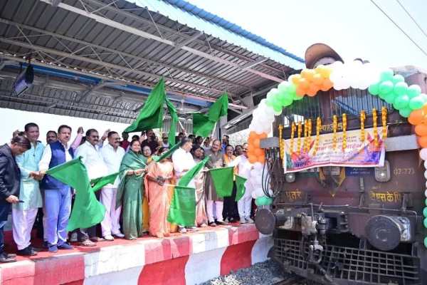 मुख्यमंत्री तीर्थ दर्शन योजना: 800 श्रद्धालु करेंगे तीर्थ स्थलों के दर्शन, मंत्री लक्ष्मी राजवाड़े ने दिखाया हरी झंडी, देखें Photo..