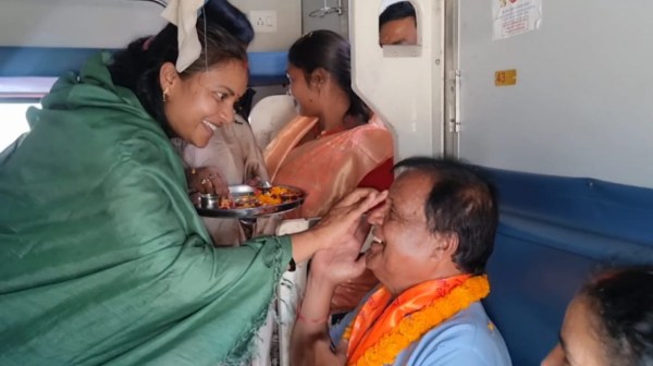 मुख्यमंत्री तीर्थ दर्शन योजना: 800 श्रद्धालु करेंगे तीर्थ स्थलों के दर्शन, मंत्री लक्ष्मी राजवाड़े ने दिखाया हरी झंडी, देखें Photo..