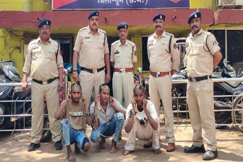 CG Crime: जन्मदिन की पार्टी से लौट रहे युवक के साथ लूट, पुलिस ने आधा सिर मुंडन कर आरोपियों को सिखाया सबक