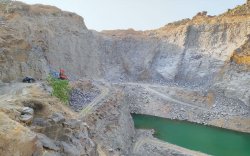 प्रकाश बम्होरी, बदौराकला, घटहरी की क्रशर खदानों में बेलगाम हो रहा उत्खनन, 250 से
300 फीट गहरे खोद डाले पहाड़ - image