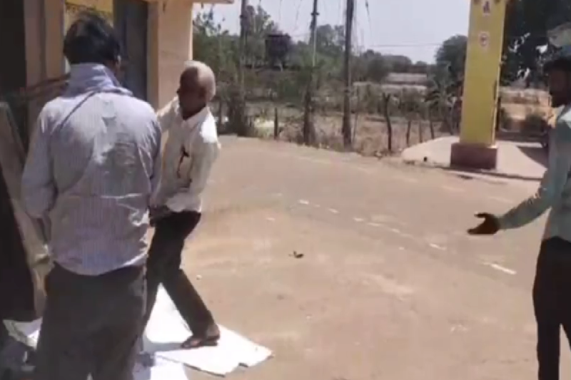 Sarpanch beat up the secretary viral Video in panna mp