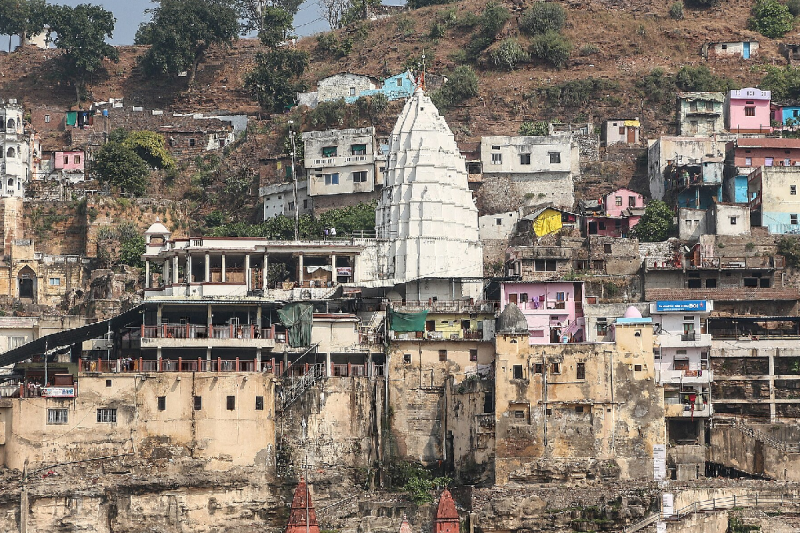 Tehsildar slapped the priest and dispute between Deputy Collector and Trustee over arrangements for darshan in Omkareshwar Jyotirlinga