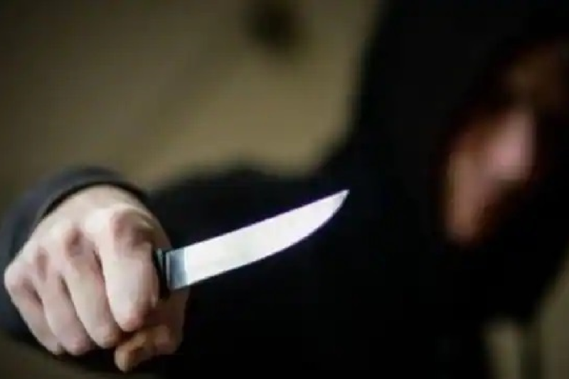 Video Viral of Youths stabbed uncle and nephew when they stopped them from smoking at petrol pump in betul