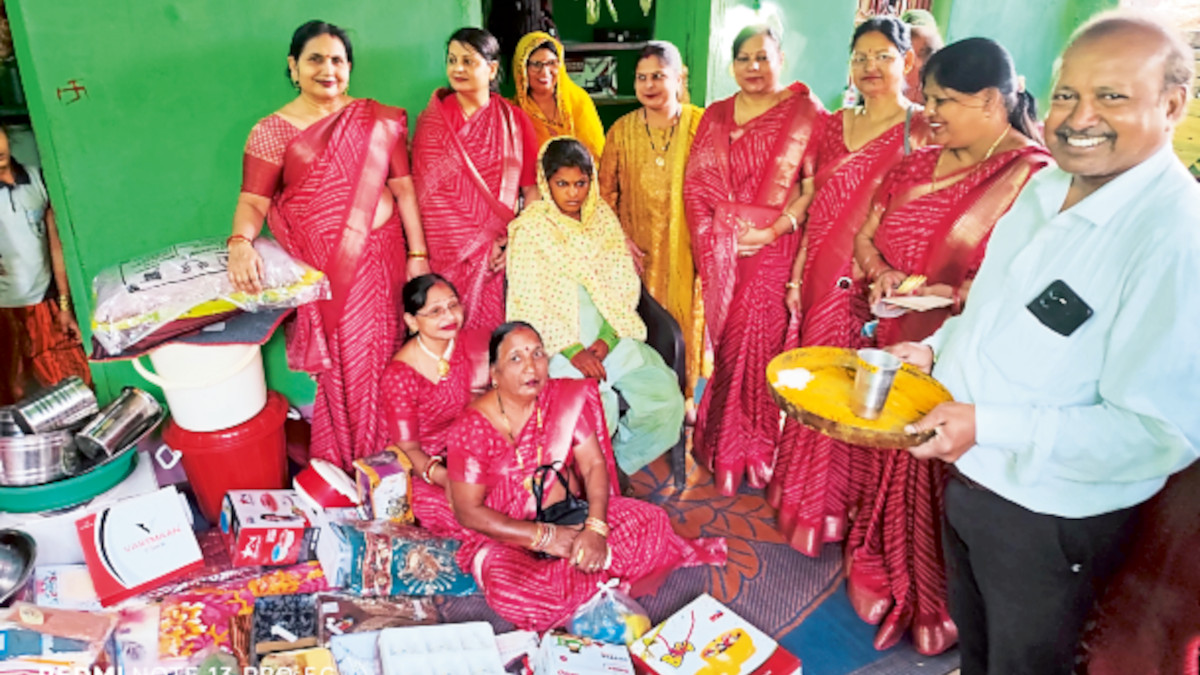 शादी से दो दिन पहले हुई पिता की मौत, महिलाओं ने थामा दो बेटियों का हाथ
