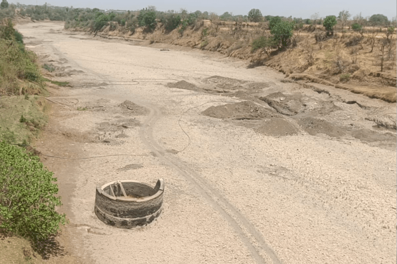 biggest river of Malwa region of mp kalisindh river went dry amidst the heat which results Water crisis