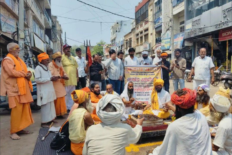 Yagna was performed for the good sense of the central government during saint community agitation for Gwalior-Bhind six lane highway