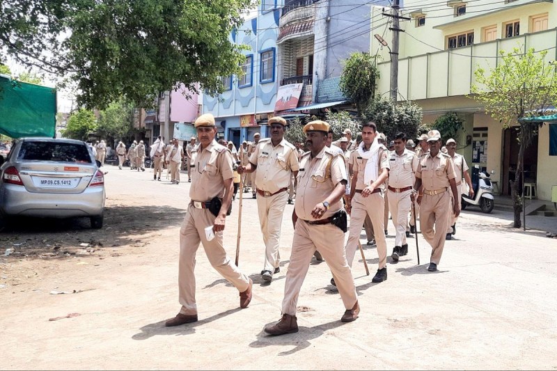 डग में गत 24 अप्रेल को हुए शम्भू सिंह हत्याकांड और मुख्य आरोपी को लेकर लगातार अफवाहों का दौर चलने और अप्रिय स्थिति को रोकने के उद्देश्य से प्रशासन ने शनिवार रात से रविवार रात तक तीन उपखण्डों में इंटरनेट सेवा बंद कर दी।