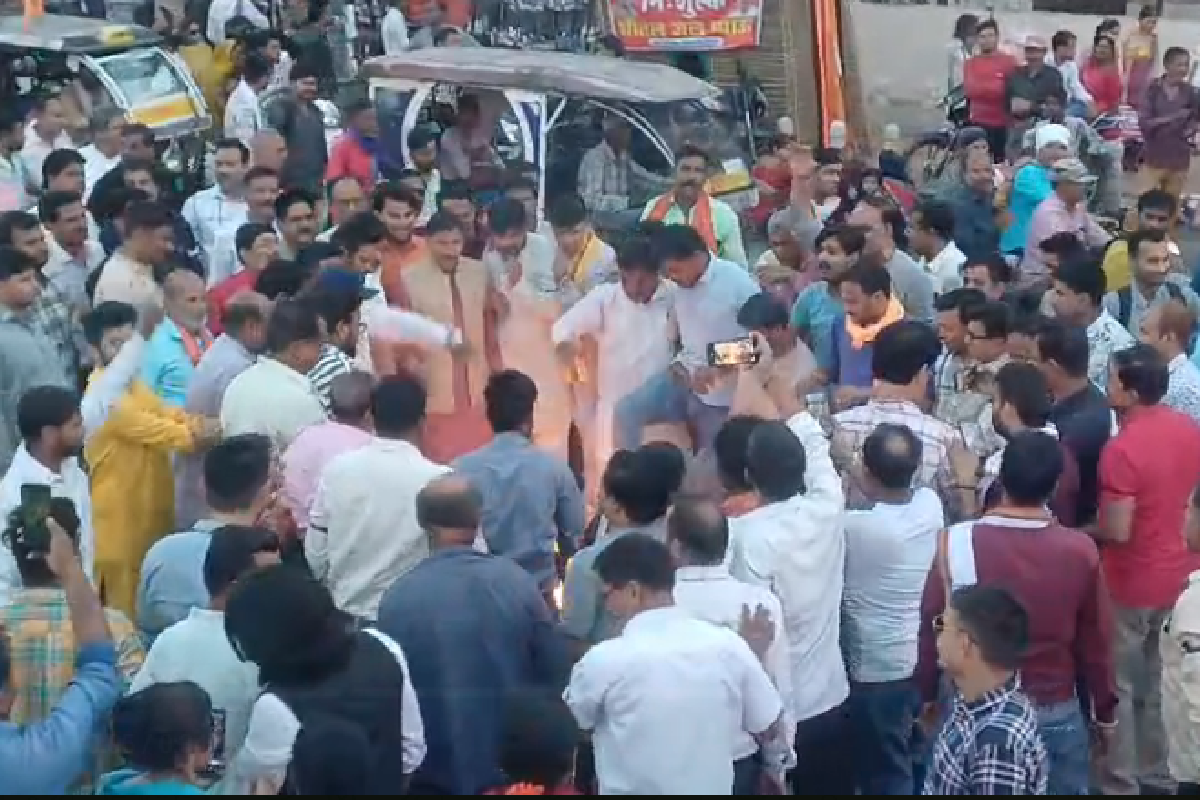 सकल हिंदू समाज ने फूंका आतंकवाद का पुतला, पहलगाम हमले का किया विरोध