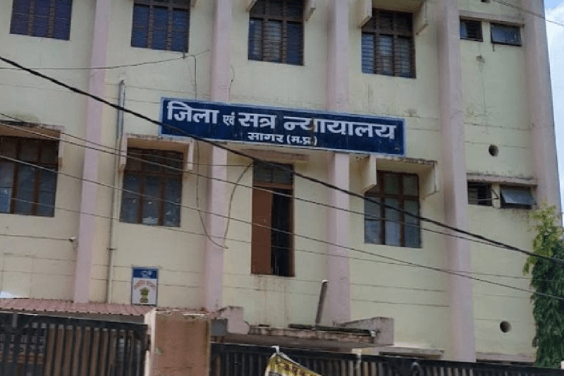father and son started fighting in front of the sagar district court over land division in mp