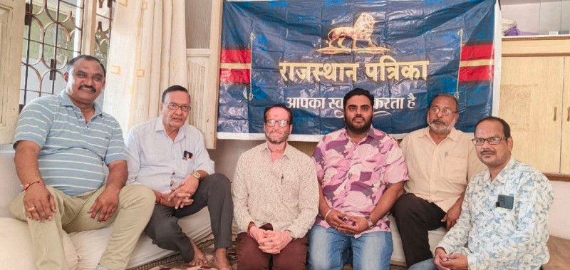 गदग में आयोजित राजस्थान पत्रिका परिचर्चा में अपने विचार रखते प्रवासी।