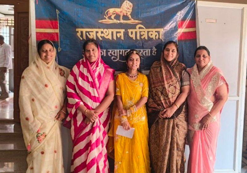 गदग में आयोजित भाषण प्रतियोगिता में निर्णायक के साथ प्रतियोगिता की विजेता प्रतिभागी।