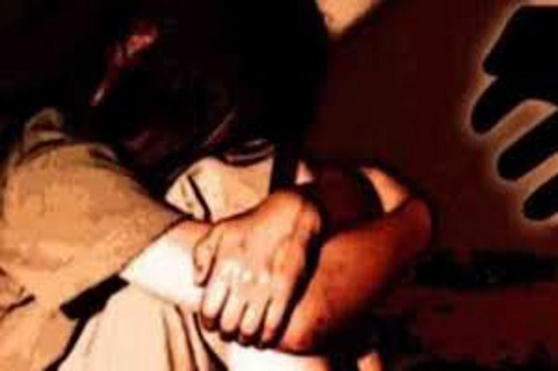 Gangrape with girl student: 12 वर्षीय छात्रा से गैंगरेप, मेला घूमाने के नाम पर युवक ने किया बलात्कार, फिर दोस्त ने भी मिटाई हवस
