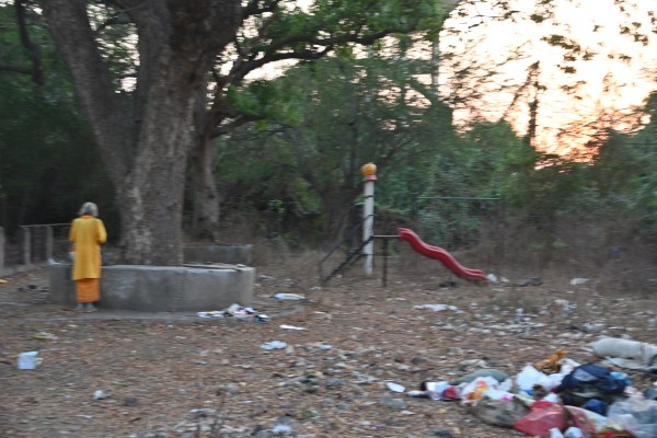 रायपुर के डीकेए हॉस्पिटल के पीछे का गार्डन, जहां बच्चों का टूटा झूला।