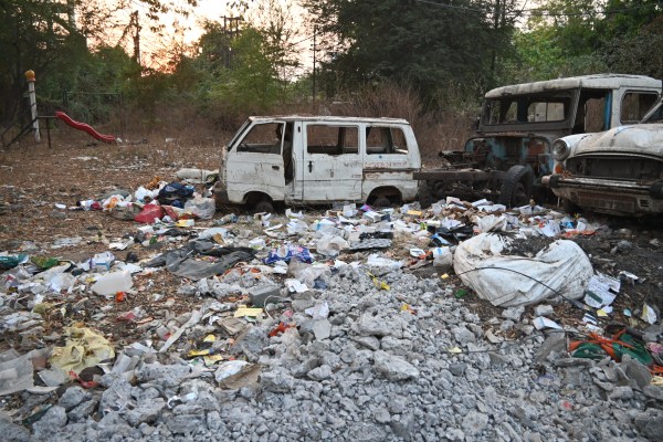 रायपुर के डीकेए हॉस्पिटल के पीछे का गार्डन, जहां है गंदगी का आलम।