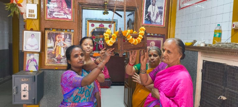 हनुमान जयंती के अवसर पर हुब्बल्ली के दुर्गदबेल इलाकेे में किला रोड स्थित एक मंदिर में महिलाएं पालना झुलाते हुए।