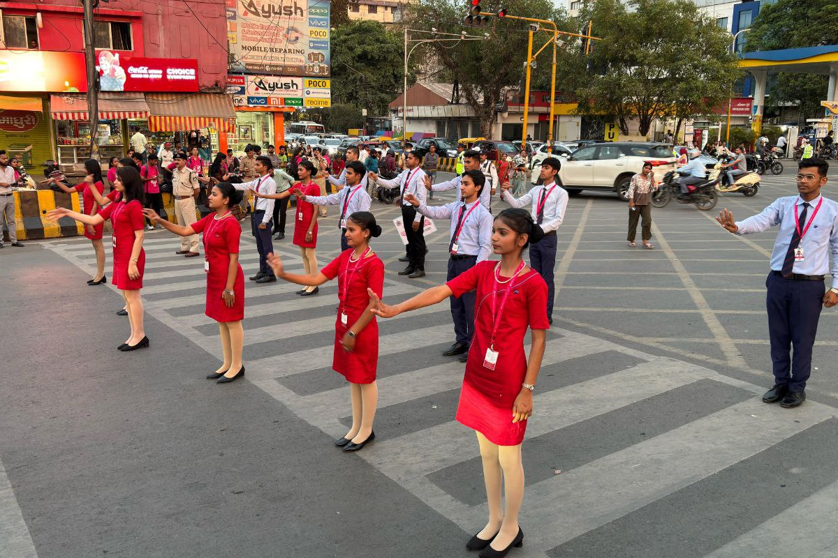 सड़क पर उतरीं 50 ट्रेनी एयर होस्टेस, इशारों में बताया ट्रैफिक नियम