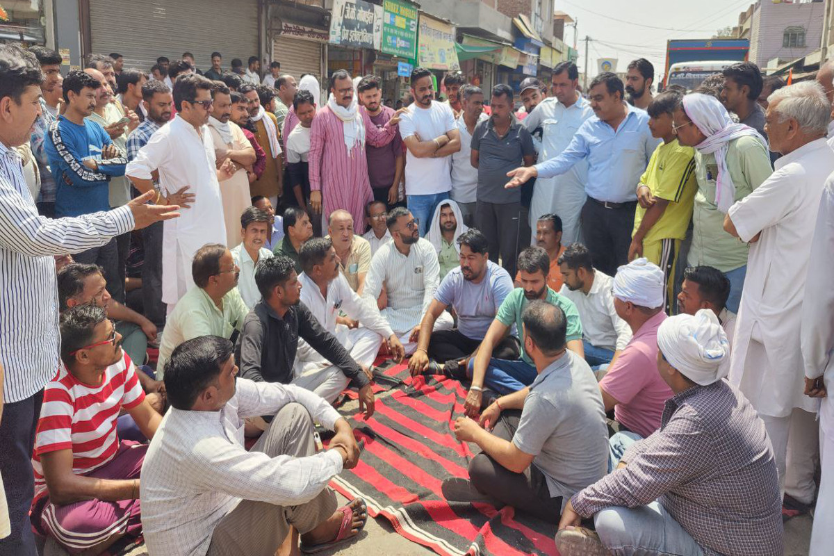 दुकानों के आगे से अतिक्रमण हटवाने से आक्रोशित हुए दुकानदार