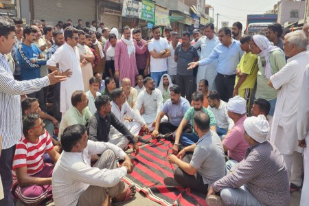 Shopkeepers were angry due to removal of encroachment from in front of shops