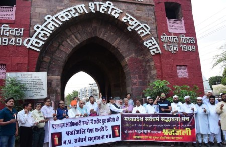 सर्वधर्म सद्भावना मंच ने दी शहीदों को श्रद्धांजलि