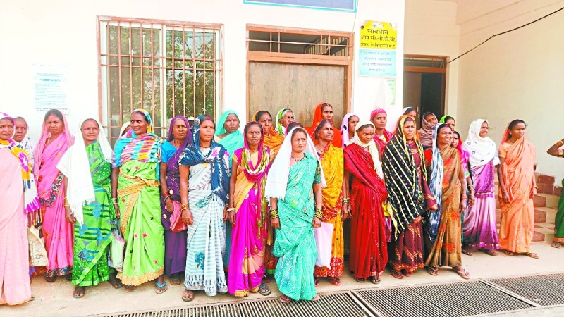 ग्राम सेमरकोना के टिकरापारा में लगभग 50 घरों में कच्ची यानी महुआ शराब बनाने की जानकारी ग्रामीणों ने एसपी, कलेक्टर व आबकारी विभाग को दी है। गांव में पूरी तरह से कच्ची शराब निर्माण को बंद कराने की मांग की है।