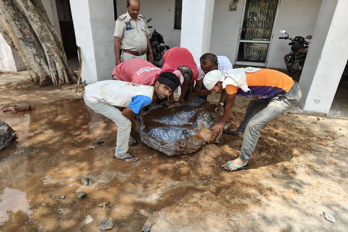 खेत में पन्द्रह फीट गहराई में अज्ञात धातु के 10 क्विंटल 10 किलो के दो कढ़ाईनुमा
मिले पात्र